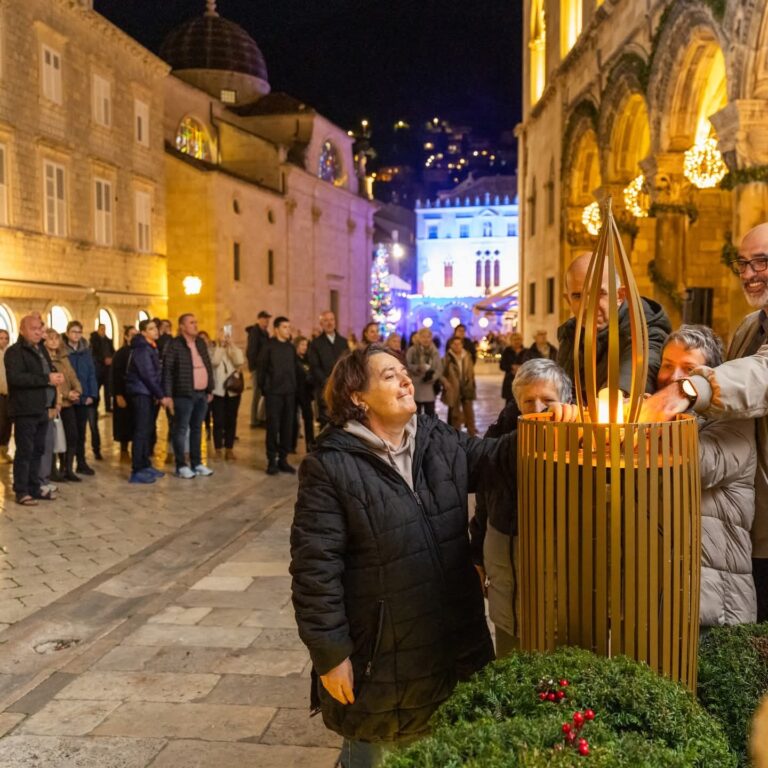 Upaljena je druga adventska svijeća