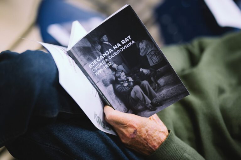 U Podgorici predstavljena “antiratna knjiga” o okupaciji Dubrovnika, uz sudjelovanje novinara Luka Braila i branitelja Zlatka Bagoje