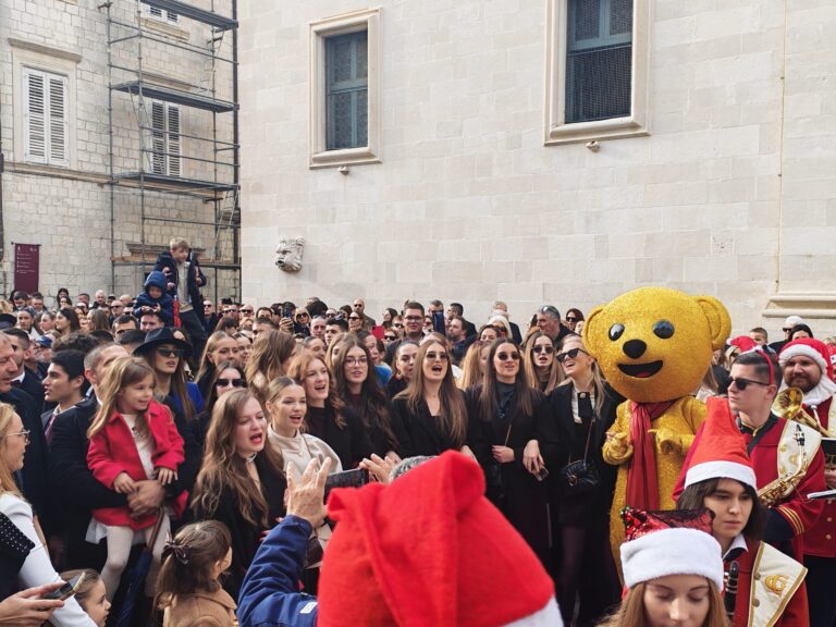 Ođe, ođe, nazdravlje vam Badnje jutro, ori se cijelim Gradom. Neka se Mali Isus probudi u svakom srcu