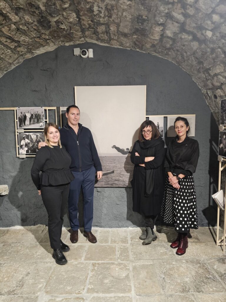 Ova izložba po prvi put predstavlja sve segmente interesa Ratka Zvrka – od novinarstva i književnosti do boksa