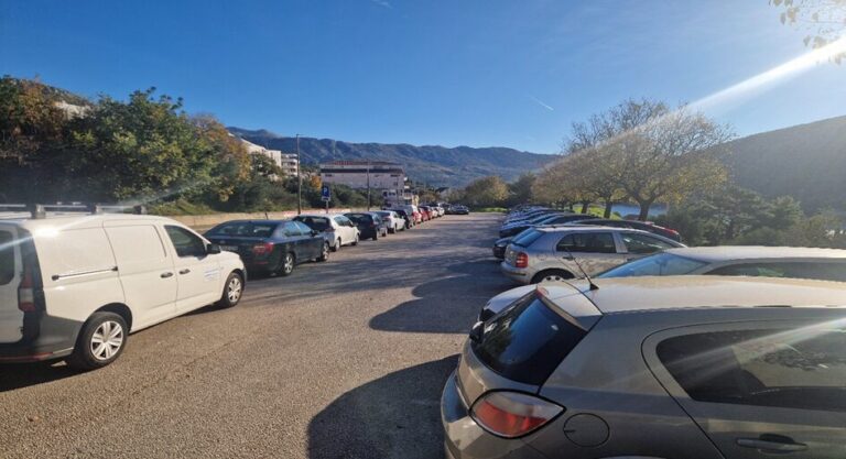 Sutra se iscrtava parkiralište u Ulici od izvora, uklonite aute