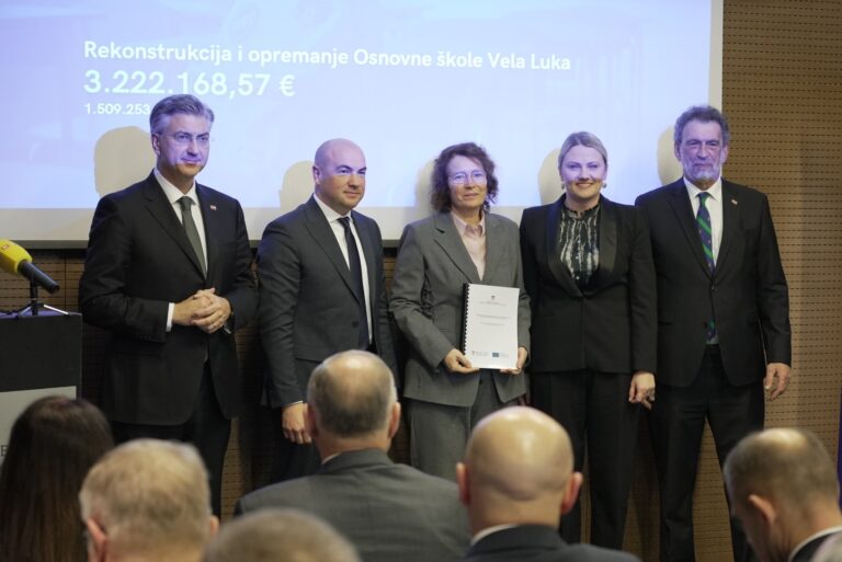 Premijer Plenković uručio županu ugovor za rekonstrukciju i opremanje OŠ Vela Luka