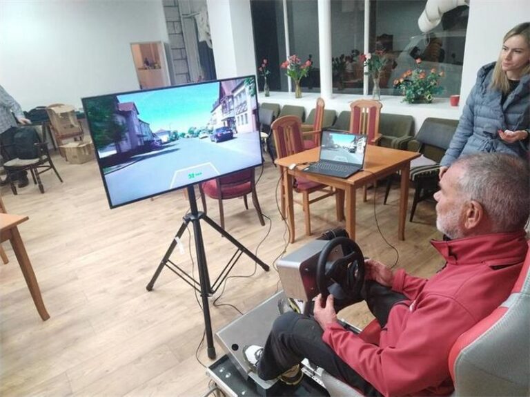 Prometna policija edukacijom obuhvatila i umirovljenike – na simulatoru provjerili brzinu reakcije