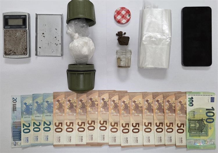 Pretragom kuće policija pronašla kokain, digitalnu vagu i novac