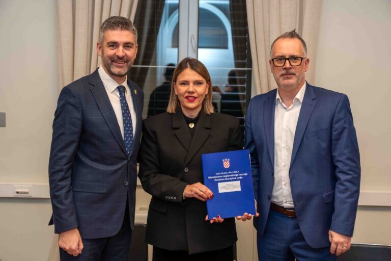 Državna tajnica Zrinka Raguž uručila 1.3 milijuna eura vrijedan ugovor o dodatnom sufinanciranju projekta Aglomeracije