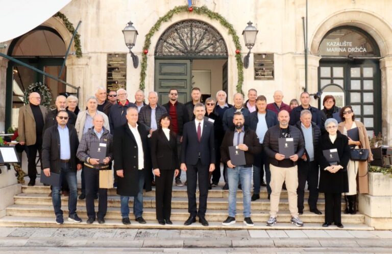 Uručeni ugovori za sufinanciranje ugradnje fotonaponskih sunčevih modula na obiteljskim kućama