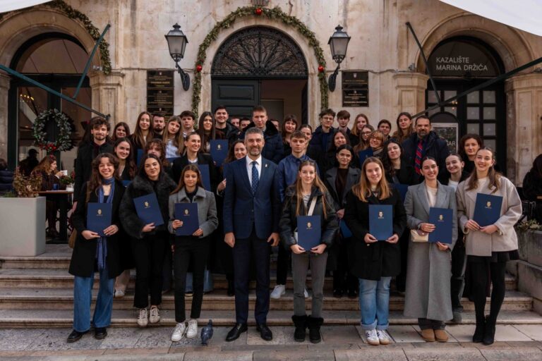 Franković uručio 72 stipendije za studente i učenike