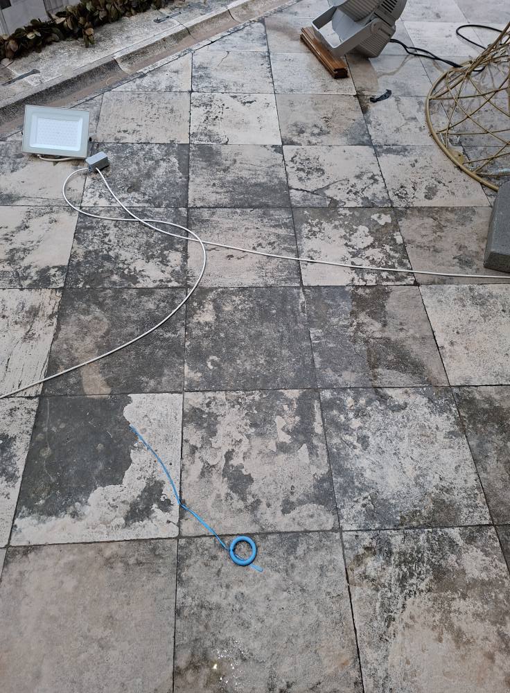 Marin Krstulović: Na taraci Sponze kamen potamni zbog kiše. Građani koji su upozorili na sliku s televizije nisu lagali