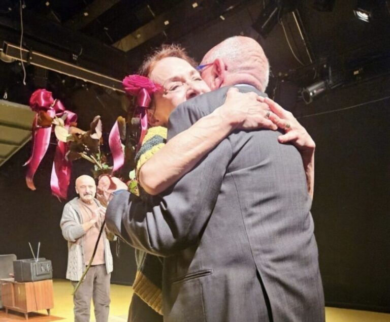 VIDEO / JEDINSTVENI ANDRIJA Proslavio rođendan u kazalištu, vrhunska glumica mu uručila buket cvijeća