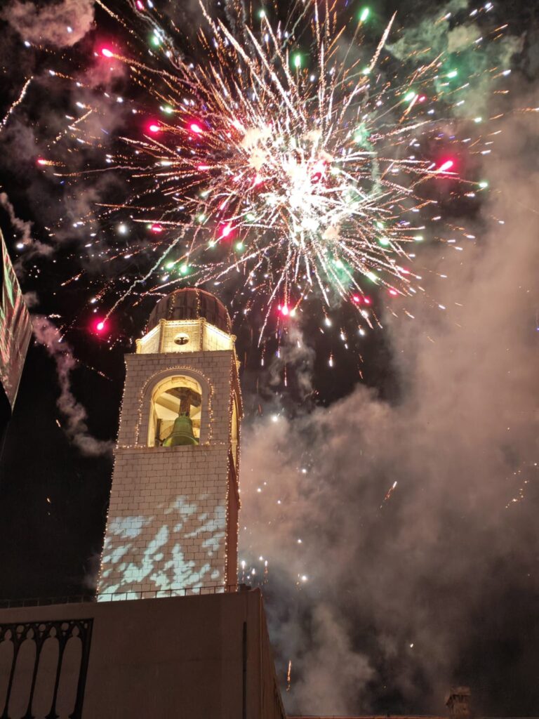 FOTO: Sretna Nova 2026. godina uz prekrasan vatromet u gradu