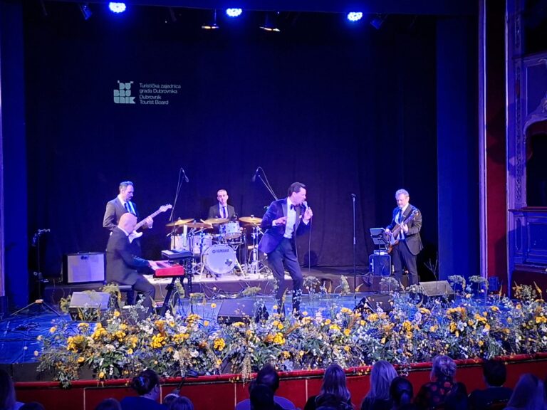 FOTO: Humanitarni koncert Marka Tolje za akciju “Osmijeh za osmijeh”