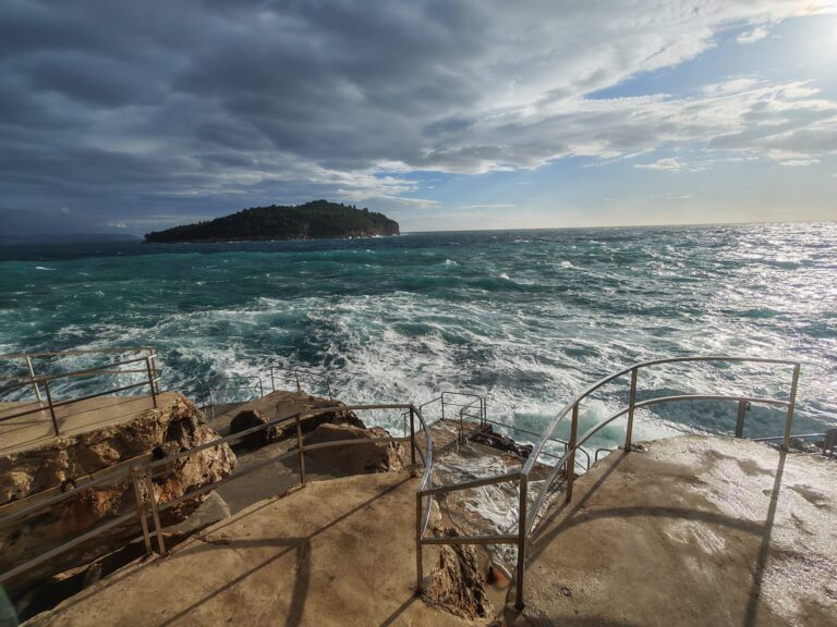 Pronađeno i izvučeno iz mora tijelo muškarca koji je jutros pao u more na Buži