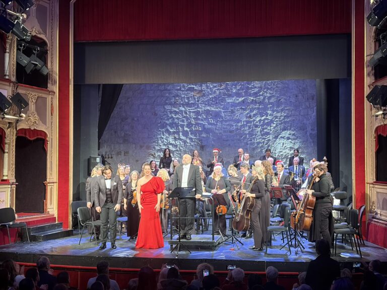 Tradicionalni Novogodišnji koncert uz arije i valcere u Kazalištu, a nazdravljanje uz kamenice i pjenušac na Stradunu