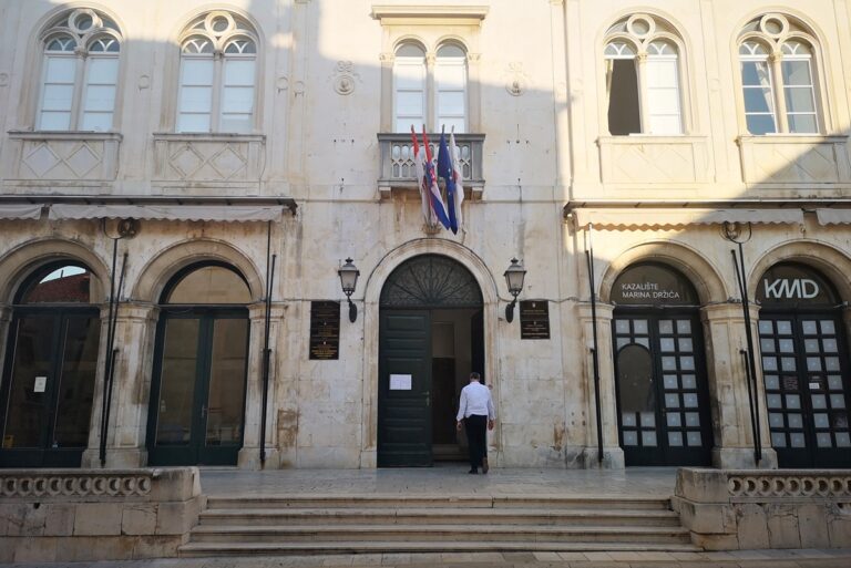 GRAD DEMANTIRA LAŽ I TVRDI: Plaće našim zaposlenicima su isplaćene 8. siječnja