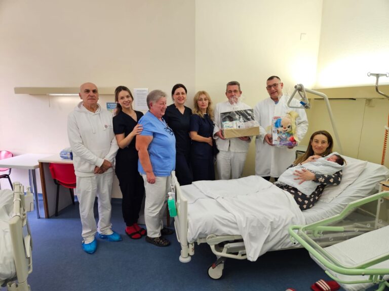 Pokloni i čestitka gradonačelnika za prvu bebu u 2026. godini