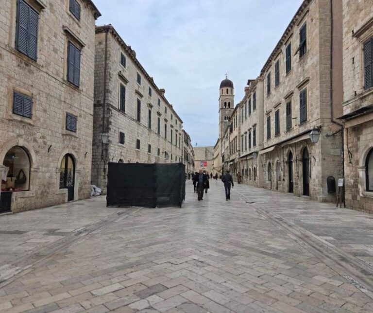 VIJEST IZ GRADA Započeli radovi na sanaciji oštećenog pločnika na Stradunu