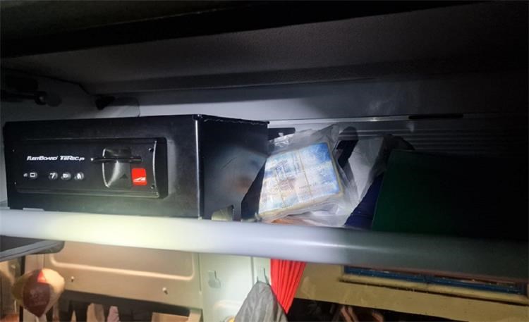 Albanac na granici u Karasovićima u autu skrivao 18.000 eura gotovine, dobio kaznu od 6000 eura