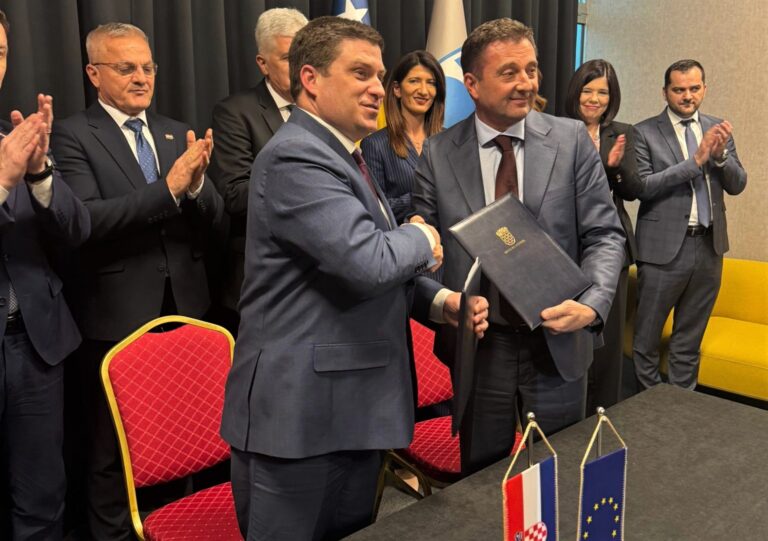 Butković u Mostaru potpisao ugovore o gradnji mosta preko Neretve i sufinanciranju avionskih karata iz Mostara