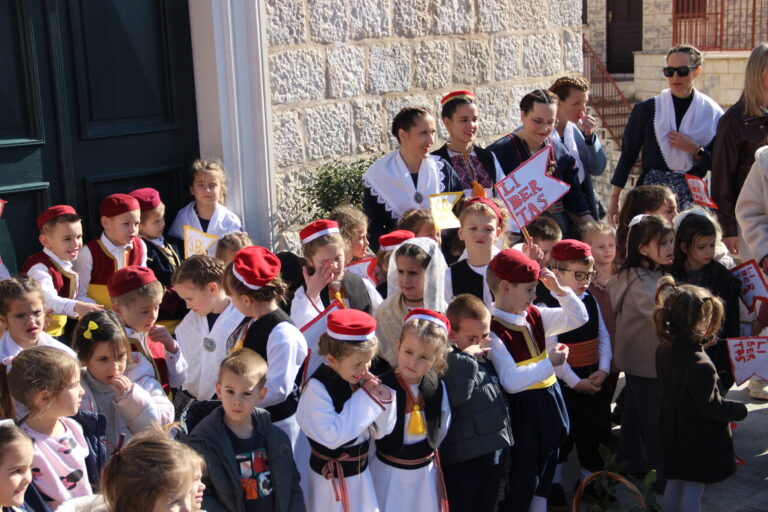 FOTO: Kandeloru u župi Presvetog Spasitelja u Mokošici uveličala djeca u tradicionalnim nošnjama