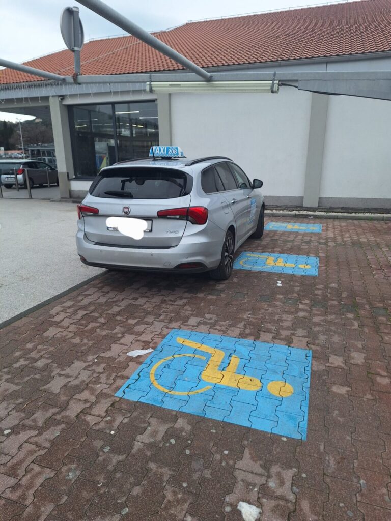 Nema izgovora za stati na invalidska mjesta pa “ni sekundu”. Ovo je sramotno!