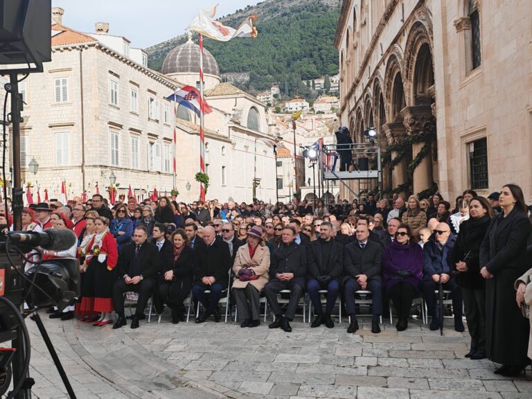 Uzvanici i brojni vjernici na misi ispred Katedrale, biskup Vidović poručio: Promašeno je častiti sv. Vlaha, a ne slijediti primjer njegova života