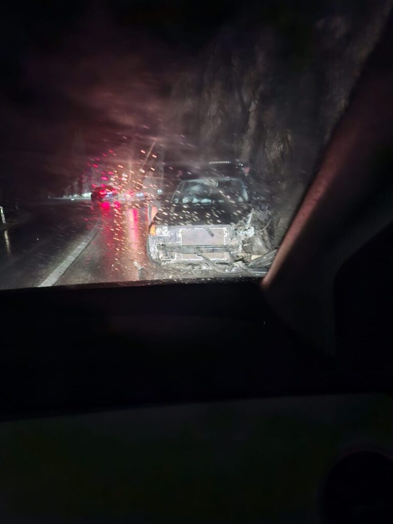 DVIJE PROMETNE NESREĆE: Motociklist pao na kolnik na putu za vidikovac. Na magistrali osobno vozilo udarilo u brdo