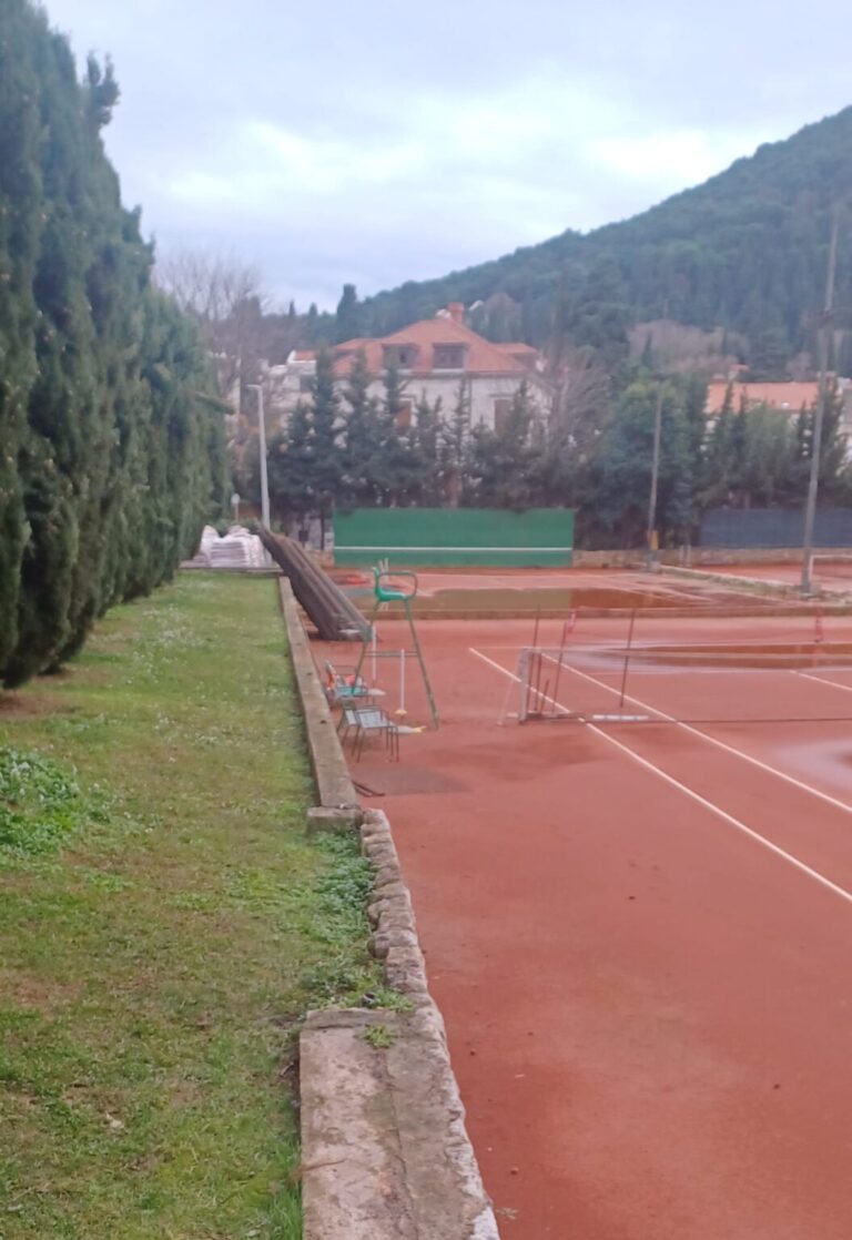 Šetači s malom djecom, oprez! Oko tenis terena u Lapadu više nema ograde