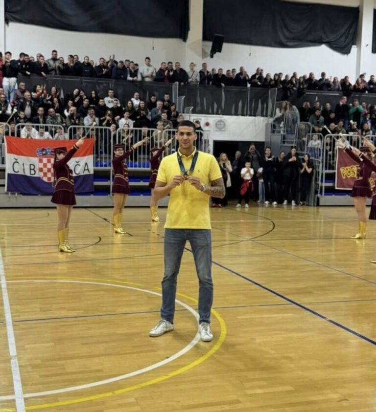 FOTO/ VIDEO: Marko Kuraja dočekan u dvorani na Mljekari