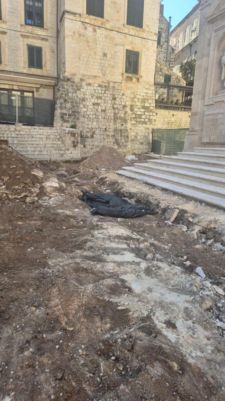 OTKRIĆE Ispred katedrale u povijesnoj jezgri pronađen sarkofag