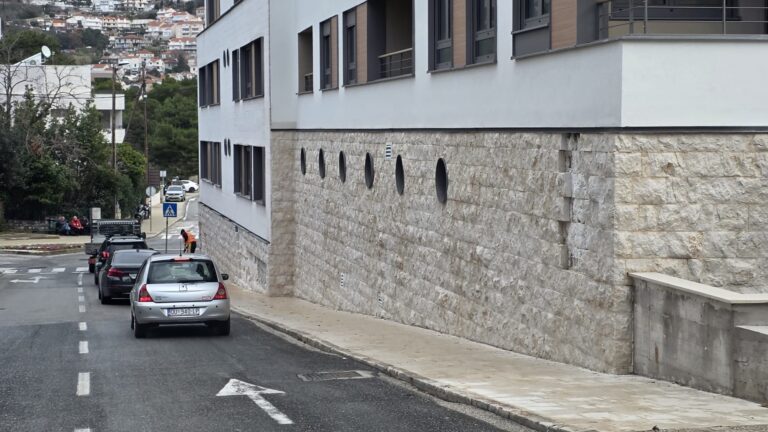 Uklonjen dio kamenih obloga sa zgrade Atlant Batala Centra