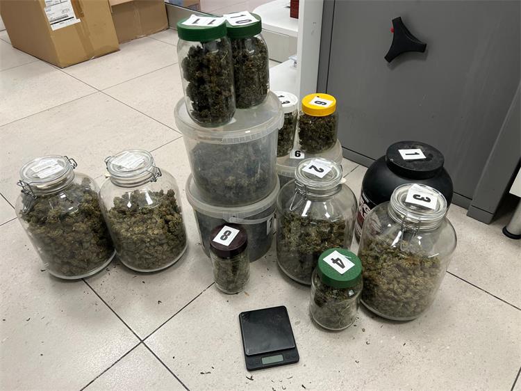 Korčulanska policija pretragom kuće u Žrnovu pronašla drogu i novac ostvaren prodajom