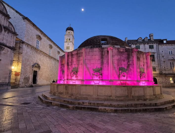 Velika Onofrijeva fontana u ružičastoj boji povodom Međunarodnog dana rijetkih bolesti