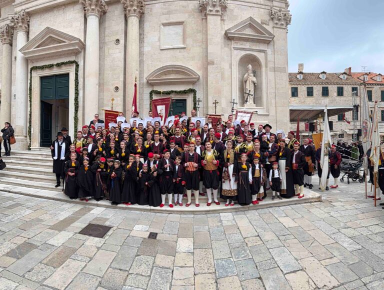 VIDEO Svojim dolaskom na Festu Pridvorjani su iskazali čast svom festanjulu Niku Prokurici