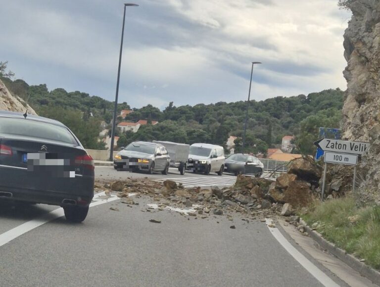 Vozači, oprez! Odron na ulazu u Veliki Zaton