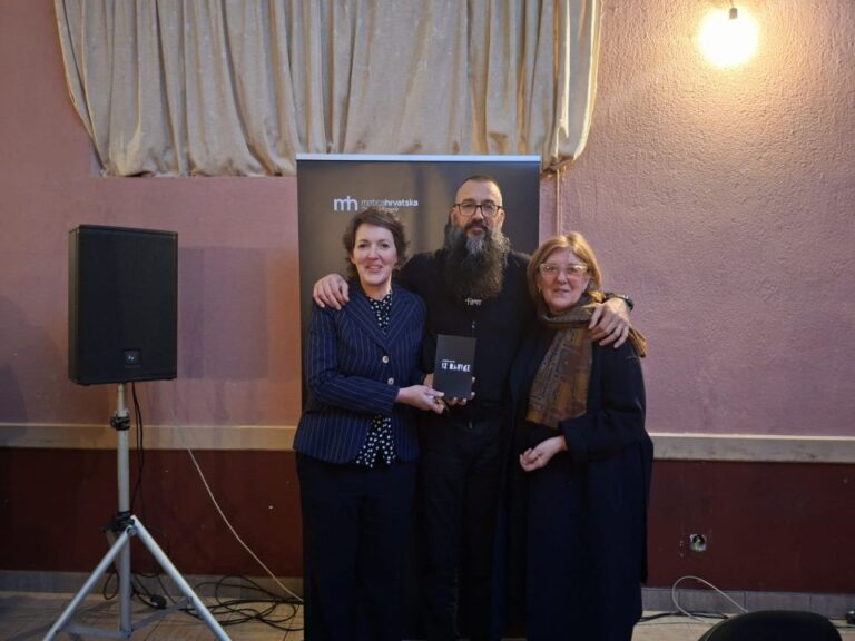 “Direktan, čist i čvrst, surov i sirov, verbalno moćan…zbirka pjesama Antonija Bratoša je put u svježinu pogleda ali i vrijeme da se pomaknemo sami sebi na puta”