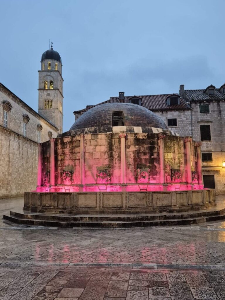 Velika Onofrijeva fontana u bordo boji povodom Međunarodnog dana multiplog mijeloma