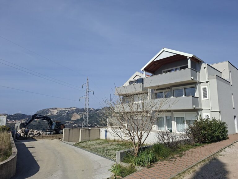 VIDEO / Zbog gradilišta u blizini njihovih kuća, počeli im pucati zidovi. Zatražili su obustavu radova. Tko će ih zaštititi?