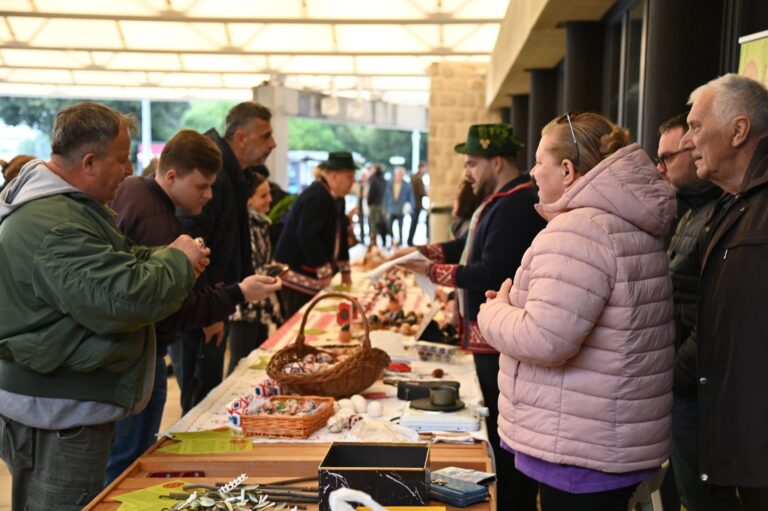 Na placi u Gružu predstavljena bogata tradicija ukrašavanja jaja