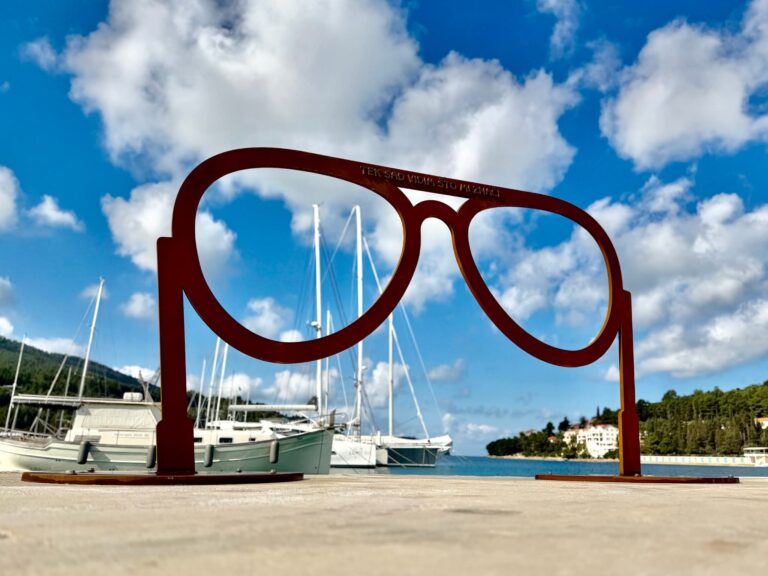 U Veloj Luci postavljena umjetnička instalacija posvećena Oliveru Dragojeviću