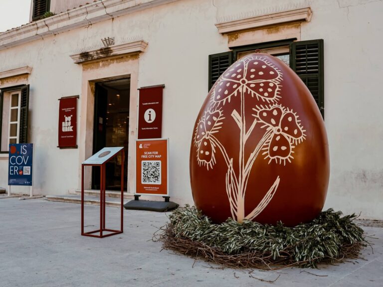 FOTO: Uskrsna atmosfera u gradu. Velike pisanice uljepšale ugođaj
