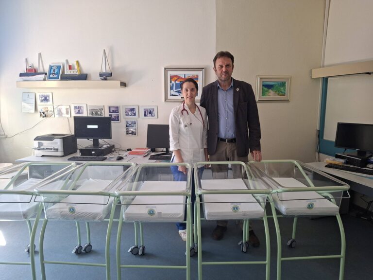 Predsjednik Lions kluba Sv. Vlaho, Miho Katičić, uručio pet kolijevki za novorođenu djecu dubrovačkoj bolnici