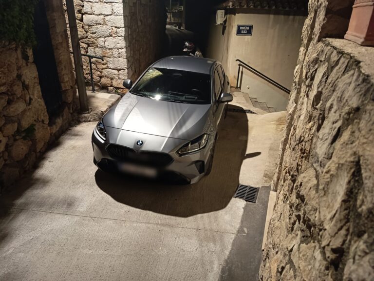 KAKAV ‘BISER’: Pogledajte kako je vozač parkirao auto na Gornjem Konalu