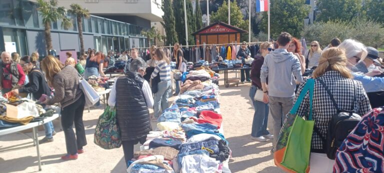 Humanitarni buvljak ispred Studentskog doma