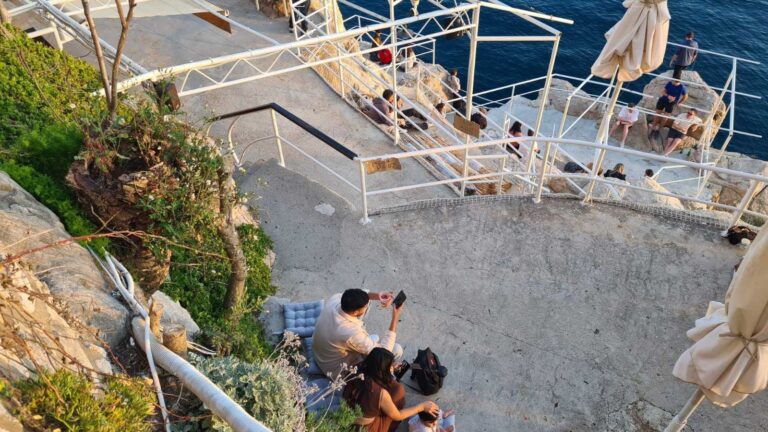 VIDEO: Državni inspektorat naredio ugostitelju uklanjanje stolova i stolica s kupališta Buža Zvijezda