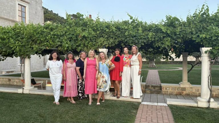 ŽENSKO PRIJATELJSTVO Pa kako se, za Boga dragoga nisu posvadile tijekom svih tih desetljeća druženja?