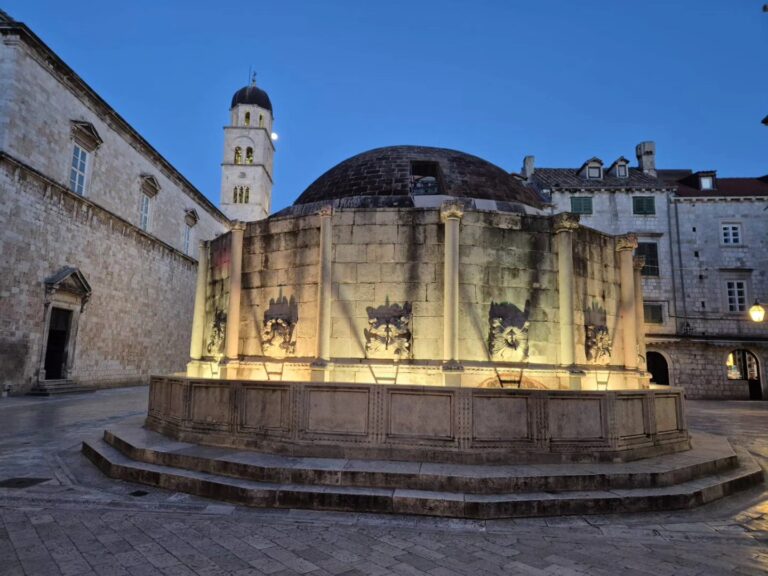 Velika Onofrijeva fontana u žutoj boji  povodom Dana podizanja svijesti o endometriozi