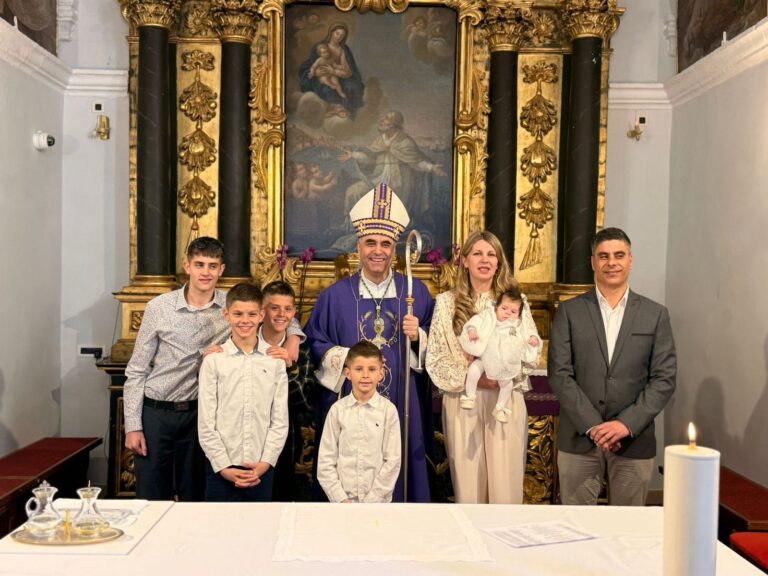 Biskup Glasnović u Cavtatu krstio malu Lucu, peto dijete u obitelji Nikše i Andree Bako