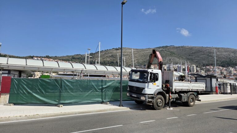 Sanira se pukotina na kamenoj oblozi na Lapadskoj obali