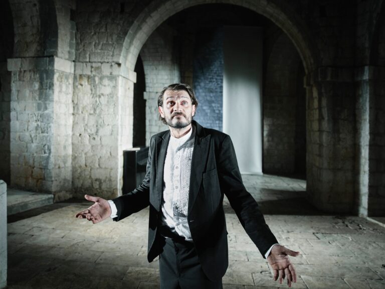 VRAĆA NAM SE MAČAK NA IGRE! Kao Skup!