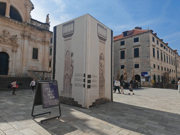 Pri kraju radovi na Orlandovu stupu, uskoro će se ukloniti i zaštitni plašt